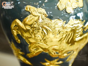 Mai bình men màu đắp nổi Mã Đáo Thành Công dát vàng 24k nền xanh, cao 45cm