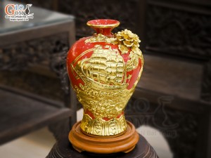 Mai bình men màu đắp nổi Thuận Buồm Xuôi Gió dát vàng 24k, nền đỏ cao 31cm
