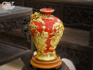 Mai bình men màu đắp nổi Thuận Buồm Xuôi Gió dát vàng 24k, nền đỏ cao 31cm