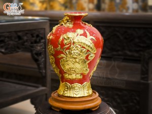 Mai bình men màu đắp nổi Thuận Buồm Xuôi Gió dát vàng 24k, nền đỏ cao 31cm