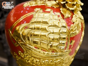 Mai bình men màu đắp nổi Thuận Buồm Xuôi Gió dát vàng 24k, nền đỏ cao 31cm