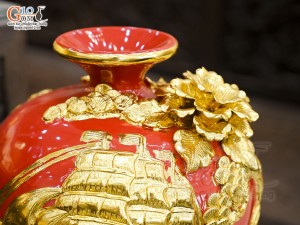 Mai bình men màu đắp nổi Thuận Buồm Xuôi Gió dát vàng 24k, nền đỏ cao 31cm
