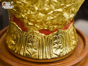 Mai bình men màu đắp nổi Thuận Buồm Xuôi Gió dát vàng 24k, nền đỏ cao 31cm