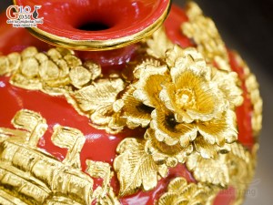 Mai bình men màu đắp nổi Thuận Buồm Xuôi Gió dát vàng 24k, nền đỏ cao 31cm
