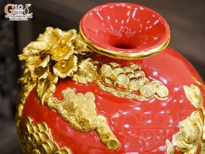 Mai bình men màu đắp nổi Thuận Buồm Xuôi Gió dát vàng 24k, nền đỏ cao 31cm