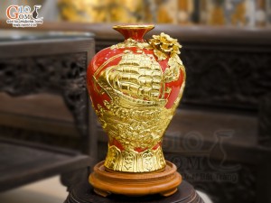 Mai bình men màu đắp nổi Thuận Buồm Xuôi Gió dát vàng 24k, nền đỏ cao 31cm