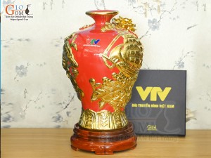 Mai bình men màu đắp nổi Thuận Buồm Xuôi Gió dát vàng 24k, nền đỏ in logo VTV, cao 35cm