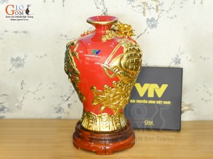 Mai bình men màu đắp nổi Thuận Buồm Xuôi Gió dát vàng 24k, nền đỏ in logo VTV, cao 35cm