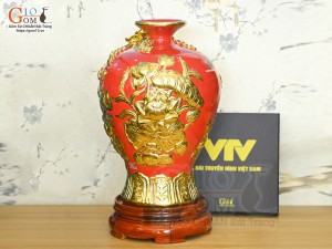 Mai bình men màu đắp nổi Thuận Buồm Xuôi Gió dát vàng 24k, nền đỏ in logo VTV, cao 35cm