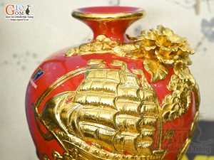 Mai bình men màu đắp nổi Thuận Buồm Xuôi Gió dát vàng 24k, nền đỏ in logo VTV, cao 35cm