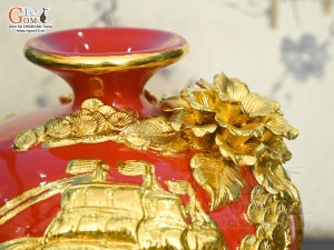 Mai bình men màu đắp nổi Thuận Buồm Xuôi Gió dát vàng 24k, nền đỏ in logo VTV, cao 35cm