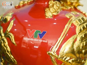 Mai bình men màu đắp nổi Thuận Buồm Xuôi Gió dát vàng 24k, nền đỏ in logo VTV, cao 35cm