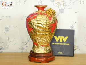Mai bình men màu đắp nổi Thuận Buồm Xuôi Gió dát vàng 24k, nền đỏ in logo VTV, cao 35cm