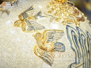 Mai bình men rạn đắp nổi Công Đào Phú Quý kênh vẽ vàng 24k, cao 62cm