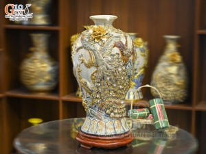 Mai bình men rạn đắp nổi Công Đào Phú Quý kênh vẽ vàng 24k, cao 62cm