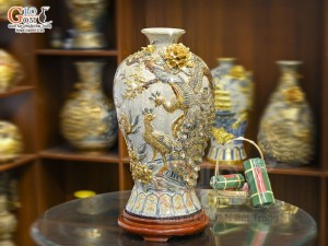 Mai bình men rạn đắp nổi Công Đào Phú Quý kênh vẽ vàng 24k, cao 62cm