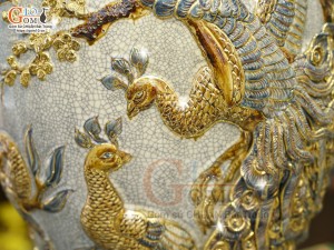 Mai bình men rạn đắp nổi Công Đào Phú Quý kênh vẽ vàng 24k, cao 62cm