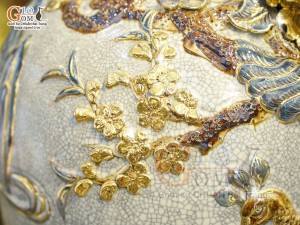 Mai bình men rạn đắp nổi Công Đào Phú Quý kênh vẽ vàng 24k, cao 62cm