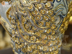Mai bình men rạn đắp nổi Công Đào Phú Quý kênh vẽ vàng 24k, cao 62cm