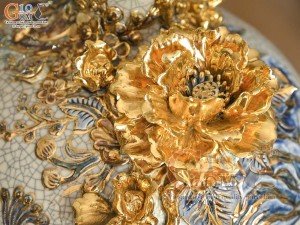 Mai bình men rạn đắp nổi Công Đào Phú Quý vẽ vàng 24k, cao 52cm