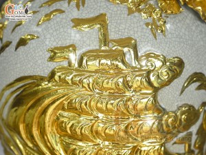 Mai bình men rạn, đắp nổi dát vàng Thuận buồm xuôi gió, cao 50cm