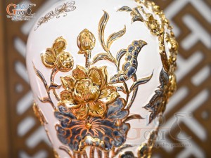 Mai bình men trắng đắp nổi Công Đào Phú Quý vẽ vàng 24k, cao 35cm