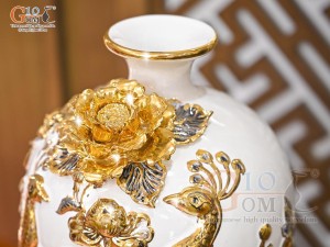 Mai bình men trắng đắp nổi Công Đào Phú Quý vẽ vàng 24k, cao 35cm