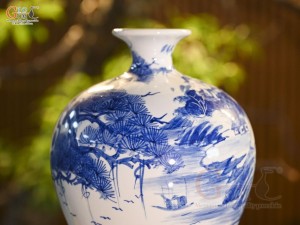 Mai bình men trắng vẽ Lã Vọng câu cá, cao 36cm