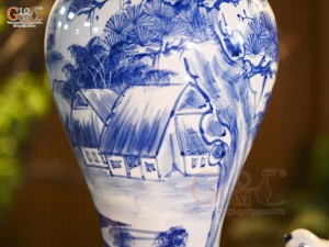 Mai bình men trắng vẽ làng quê, cao 36cm