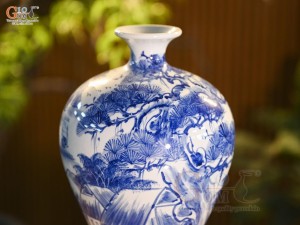 Mai bình men trắng vẽ làng quê, cao 36cm