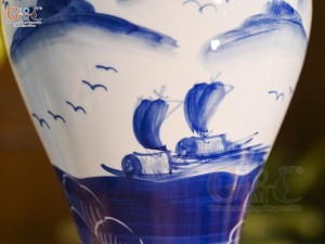 Mai bình men trắng vẽ Thuận Buồm Xuôi Gió, cao 36cm