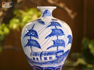 Mai bình men trắng vẽ Thuận Buồm Xuôi Gió, cao 36cm