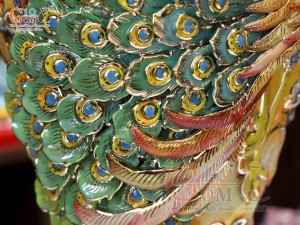 Mai bình men vân mây đắp nổi Công Đào màu vàng vẽ vàng 24k, cao 55cm