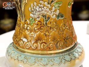 Mai bình men vân mây đắp nổi Công Đào màu vàng vẽ vàng 24k, cao 55cm