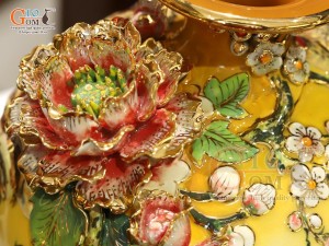 Mai bình men vân mây đắp nổi Công Đào màu vàng vẽ vàng 24k, cao 55cm