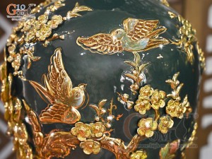 Mai bình men vân mây đắp nổi Công Đào Phú Quý vẽ vàng 24k, cao 56cm