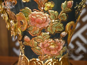 Mai bình men vân mây đắp nổi Công Đào Phú Quý vẽ vàng 24k, cao 56cm