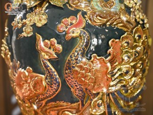 Mai bình men vân mây đắp nổi Công Đào Phú Quý vẽ vàng 24k, cao 56cm