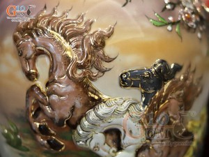 Mai bình men vân mây đắp nổi Mã Đáo Thành Công màu loang nâu vẽ vàng 24k, cao 55cm