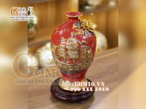 Mai bình vẽ vàng, nền đỏ đắp nổi Thuận Buồm Xuôi Gió, cao 32cm