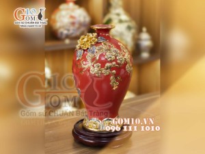 Mai bình vẽ vàng, nền đỏ đắp nổi Thuận Buồm Xuôi Gió, cao 32cm