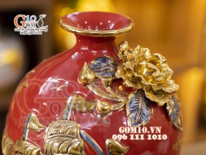 Mai bình vẽ vàng, nền đỏ đắp nổi Thuận Buồm Xuôi Gió, cao 32cm