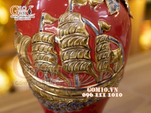 Mai bình vẽ vàng, nền đỏ đắp nổi Thuận Buồm Xuôi Gió, cao 32cm