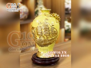 Mai bình vẽ vàng, nền vàng đắp nổi Thuận Buồm Xuôi Gió, cao 32cm
