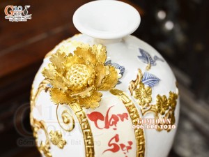 Mai bình tài lộc Vạn Sự Như Ý đắp nổi dát vàng, nền trắng, cao 42cm