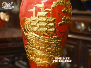 Mai bình Thuận Buồm Xuôi Gió đắp nổi dát vàng, nền đỏ, cao 50cm