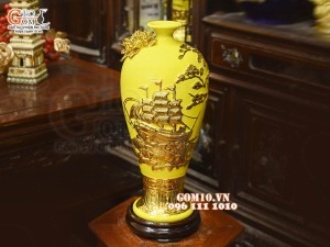 Mai bình Thuận Buồm Xuôi Gió đắp nổi dát vàng, nền vàng, cao 50cm