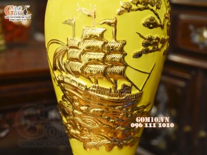Mai bình Thuận Buồm Xuôi Gió đắp nổi dát vàng, nền vàng, cao 50cm