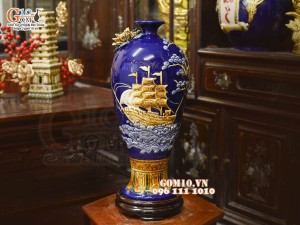 Mai bình Thuận Buồm Xuôi Gió đắp nổi, nền xanh coban, cao 50cm