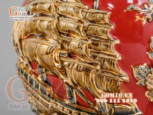 Mai bình Thuận Buồm Xuôi Gió đắp nổi vẽ vàng 24k, nền đỏ - cao 35cm